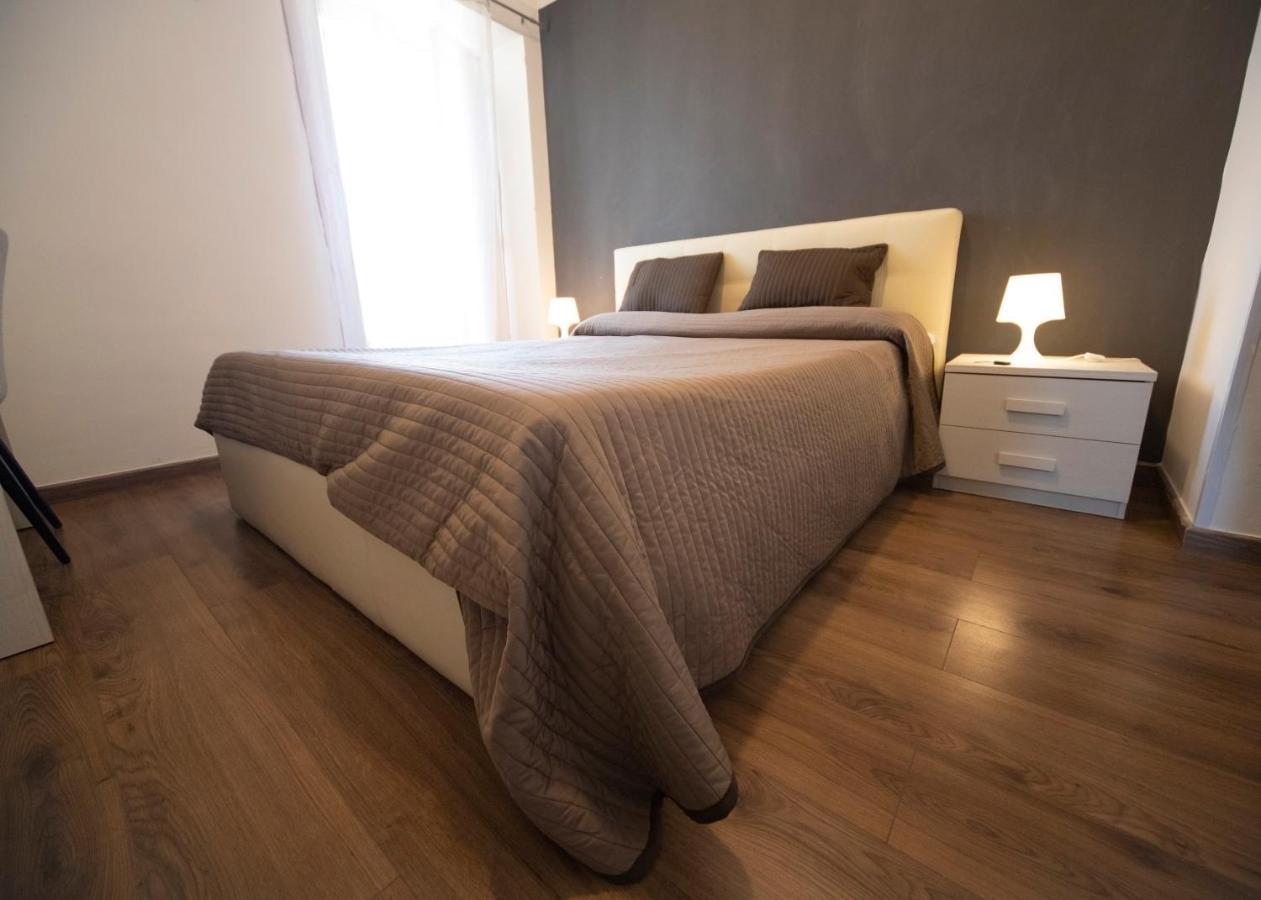 Rooms In Shared Apartment - City Center 카타니아 외부 사진