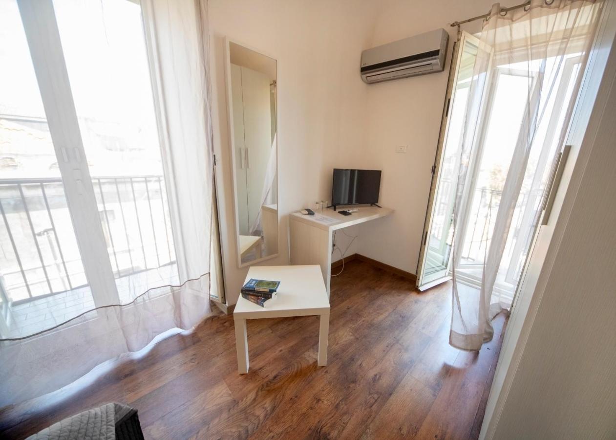 Rooms In Shared Apartment - City Center 카타니아 외부 사진