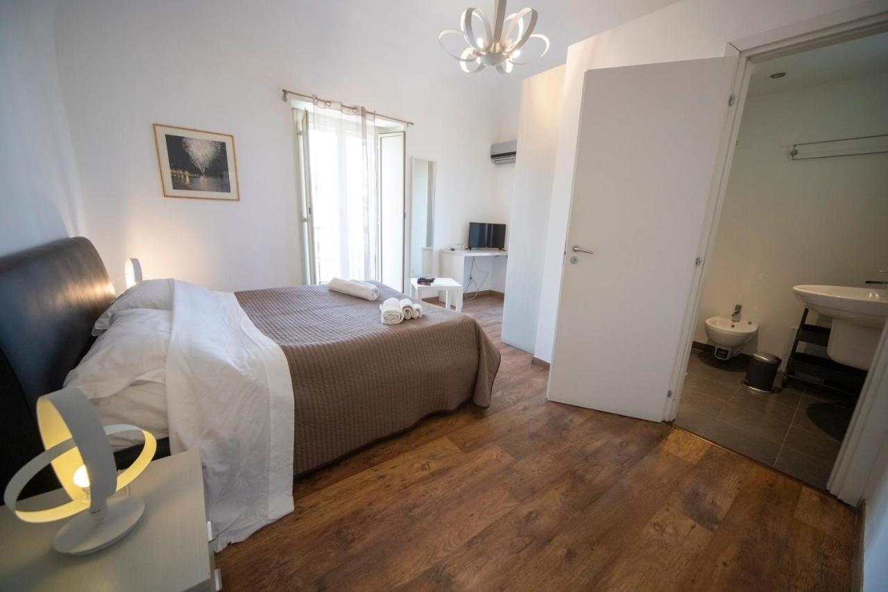 Rooms In Shared Apartment - City Center 카타니아 외부 사진